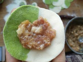 饺子馅放在中间