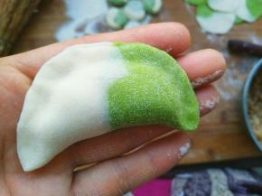 将饺子皮对折捏紧