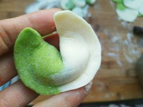 将饺子皮两头连接