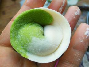 两个对角捏住捏紧，并稍微整形，一个漂亮的饺子出来了