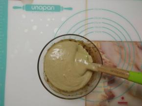 取一部分蛋糊加入枣泥糊中。