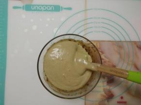 取一部分蛋糊加入枣泥糊中。