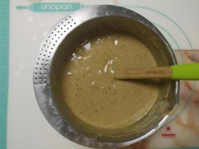 再倒入剩余的蛋糊中，翻拌均匀成细腻的面糊。