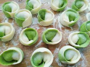 双色元宝饺子全部完成！开锅煮吧！