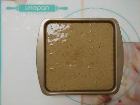 倒入模具中，轻轻震去表面气泡。