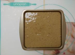 倒入模具中，轻轻震去表面气泡。