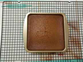 取出晾凉后脱模。