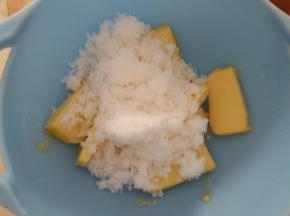 黄油室温软化后加入部分幼砂糖。