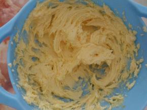 分三次加入蛋黄液，搅打均匀。