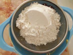 筛入低筋面粉和可可粉。