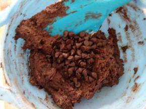 加入巧克力豆。