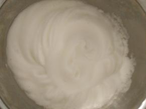 蛋清中加入剩余的糖，用打蛋器打至硬性发泡。