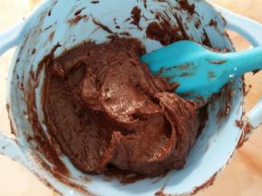 取一部分蛋白加入到可可面糊中切拌均匀。