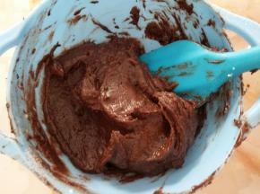 取一部分蛋白加入到可可面糊中切拌均匀。