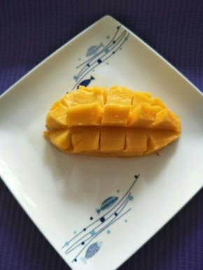 芒果去核切块。