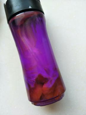 芒果酸奶放在料理杯，启动搅拌细腻均匀！