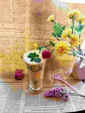 杯壁放入黄瓜片装饰