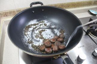 大火炒大约10分钟，炒至盐变色板栗熟透