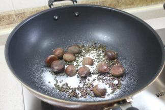 生板栗入锅，加入盐、花椒、青花椒翻炒。也可以直接买熟板栗