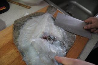 多宝鱼去内脏洗净，将肉剔下