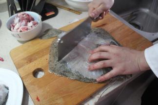 用刀轻砍整个鱼骨，不要砍断，这是为了方便更容易将鱼骨炸酥脆