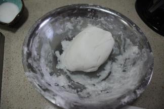 用淀粉加水和成粉团