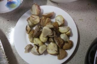 捞起滤掉杂质，板栗去壳去皮，并切成等大小的小块