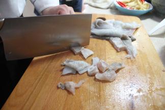 将鱼肉切成小方块