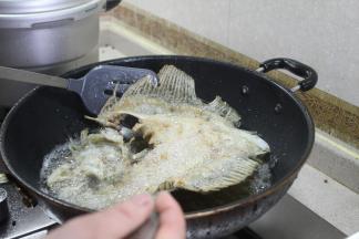 锅里加油烧至6成热，放入鱼骨炸