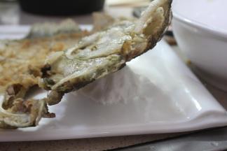 将粉团放在盘子里，然后将炸好的鱼骨摆好