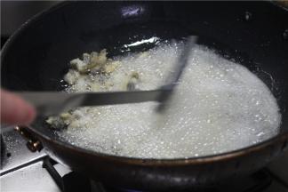 锅里入油至8成热，放入鱼肉