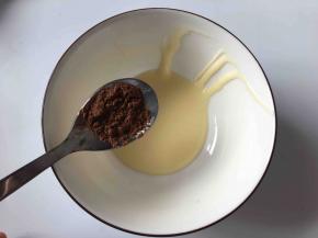 从中取出大约一勺面糊放入一个小碗内，加入少许可可粉，制成褐色面糊。