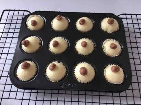 将大小褐色面团放在合适的位置做成帽子。（有些帽子位置没摆好，不要想邪恶了@！）