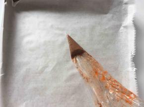 褐色面糊装入裱花袋备用。