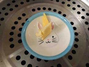 首先将黄油隔水融化备用