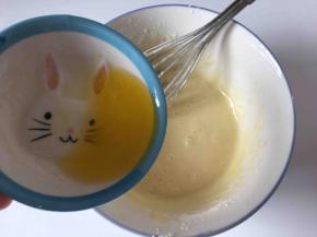 加入融化的奶油搅拌均匀至完全融合。