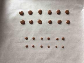 在烘焙纸上挤出大小圆形的褐色面糊，蒸大概两分钟即可。