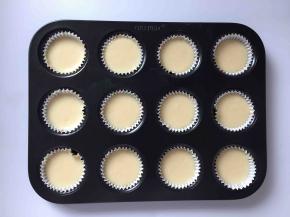 把剩余的面糊倒进迷你纸托里大概7-8分满，然后轻轻震震托盘，把面糊中的空气排出。蒸锅里的水烧开后，转中小火蒸5分钟即可。