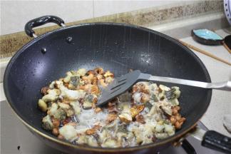 放入刚刚炸好的鱼肉一起翻炒，加点盐、白糖炒匀