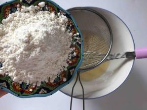 把松饼粉过筛进蛋糊里，拌均。