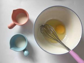 蛋和砂糖充分拌均，加入酸奶和牛奶，搅拌均匀。