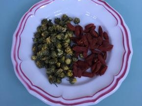 胎菊和枸杞子称量好，用清水稍微冲洗一下。