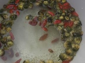 锅中加入500ml清水，大火煮开，下入胎菊和枸杞子，转中小火煮3-5分钟。