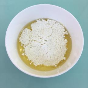 玉米油和纯牛奶混合，筛入低粉，用蛋抽搅打至无干粉。