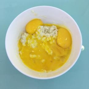 加入蛋黄，用刮刀翻拌均匀。