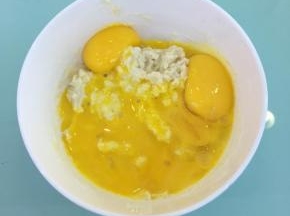 加入蛋黄，用刮刀翻拌均匀。