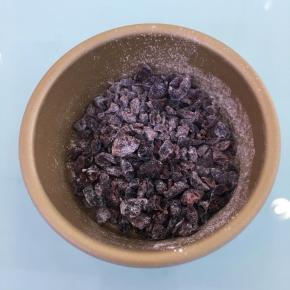 蔓越莓切碎，加入少许低粉（分量外）拌匀，过筛掉多余的低粉。