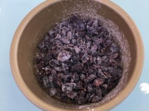 蔓越莓切碎，加入少许低粉（分量外）拌匀，过筛掉多余的低粉。
