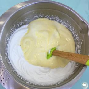 将翻拌好的蛋糕糊倒入到剩余的蛋白霜中。