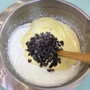 加入蔓越莓干，用刮刀翻拌均匀。